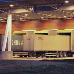 Lastbilar utanför porten 1